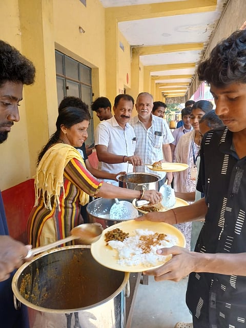 ಉಡುಪಿ ಹಿರಿಯಡ್ಕದ ಕೇಂದ್ರದಲ್ಲಿ ಸಿಇಟಿ ಪರೀಕ್ಷೆ ಬರೆಯಲು ಆಗಮಿಸಿದ್ದ ವಿದ್ಯಾರ್ಥಿಗಳಿಗೆ ಉಚಿತವಾಗಿ ಊಟ ವಿತರಿಸಲಾಯಿತು. ಮಂಜುನಾಥ್​ ಭಟ್​, ಬಿ.ಎಲ್​. ವಿಶ್ವಾಸ್​, ಅಶೋಕ್​  ಜೋಗಿ , ಲಕ್ಷ್ಮೀ ಶೆಟ್ಟಿಗಾರ್​, ಶ್ರೀನಿವಾಸ್​ ರಾವ್​ ಇತರರಿದ್ದರು.