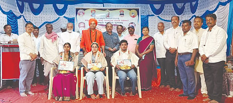 ನರಗುಂದ ತಾಲೂಕಿನ ಭೈರನಹಟ್ಟಿ ದೊರೆಸ್ವಾಮಿ ವಿರಕ್ತಮಠದಿಂದ ಪೂಜಾ ಮಾದರ, ಸುಮೀತ ಹಿರೇಮಠ, ಮುಧೋಳೆ ಅವರನ್ನು ಸನ್ಮಾನಿಸಲಾಯಿತು. ಶ್ರೀಶಾಂತಲಿಂಗ ಸ್ವಾಮೀಜಿ, ಡಾ.ಜಗದೀಶ ತಳವಾರ, ವೈ.ಎಂ. ಭಜಂತ್ರಿ, ರಾಮು ಎಂ.ಎಸ್, ಇತರರಿದ್ದರು.