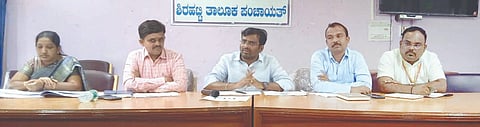 ಶಿರಹಟ್ಟಿ ತಾಲೂಕು ಪಂಚಾಯಿತಿ ಸಾಮರ್ಥ್ಯ ಸೌಧದಲ್ಲಿ ವಿಪತ್ತು ನಿರ್ವಹಣಾ ಟಾಸ್ಕ್‌ಫೋರ್ಸ್ ಸಮಿತಿಯ ಸಭೆಯಲ್ಲಿ ಶಾಸಕ ಡಾ. ಚಂದ್ರು ಕೆ. ಲಮಾಣಿ ಮಾತನಾಡಿದರು. ತಹಸೀಲ್ದಾರ್ ಕೆ. ರಾಘವೇಂದ್ರ ರಾವ್ ಇತರರಿದ್ದರು.