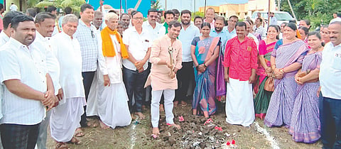 ಮುಂಡರಗಿ ತಾಲೂಕಿನ ಬಿದರಹಳ್ಳಿ ಗ್ರಾಮದಲ್ಲಿ ಆಯುಷ್ಮಾನ್ ಆರೋಗ್ಯ ಕೇಂದ್ರ ಕಟ್ಟಡ ನಿರ್ಮಾಣಕ್ಕೆ ಶಾಸಕ ಡಾ.ಚಂದ್ರು ಲಮಾಣಿ ಶನಿವಾರ ಭೂಮಿಪೂಜೆ ನೆರವೇರಿಸಿದರು. ಡಾ.ಕುಮಾರಸ್ವಾಮಿ ಹಿರೇಮಠ, ರವೀಂದ್ರಗೌಡ ಪಾಟೀಲ, ಶ್ರೀಕಾಂತಗೌಡ ಪಾಟೀಲ, ಸುನಿತಾ ಹಾರೋಗೇರಿ ಇತರರಿದ್ದರು.