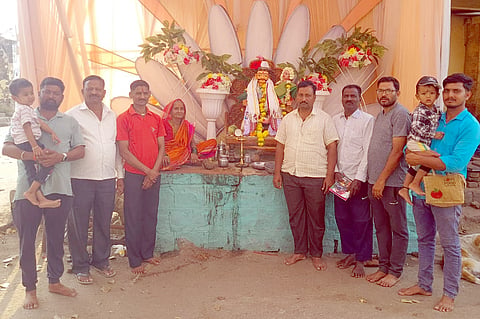 ಚಿಮ್ಮಡ ಗ್ರಾಮದಲ್ಲಿ ರತಿ ಕಾಮಣ್ಣರನ್ನು ಪ್ರತಿಷ್ಠಾಪನೆ ಮಾಡಿ ಪೂಜೆ ಮಾಡುತ್ತಿರುವ ಗ್ರಾಮಸ್ಥರು. 