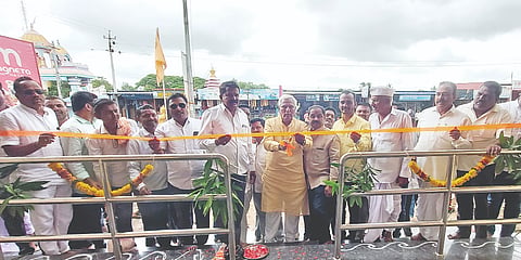 ಚಿಮ್ಮಡ ಗ್ರಾಮದ ರಬಕವಿ ಮಹಾಲಿಂಗಪುರ ರಸ್ತೆಯಲ್ಲಿ ಶಾಸಕರ ಪ್ರದೇಶಾಭಿವೃದ್ಧಿ ನಿಧಿಯಿಂದ ನೂತನವಾಗಿ ನಿರ್ಮಿಸಲಾದ ಬಸ್ ನಿಲ್ದಾಣ ಶಾಸಕ ಸಿದ್ದು ಸವದಿ ಲೋಕಾರ್ಪಣೆಗೊಳಿಸಿದರು. ಪ್ರಭು ಸ್ವಾಮೀಜಿ, ಪರಶುರಾಮ ಬಸವ್ವಗೋಳ, ಶಂಕರ ಬಟಕುರ್ಕಿ ಇತರರಿದ್ದರು.