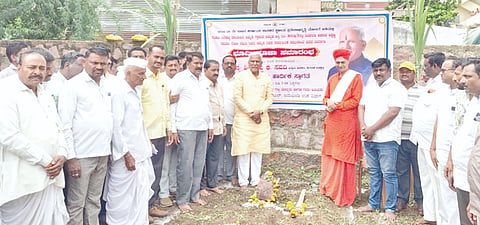 ಚಿಮ್ಮಡ ಗ್ರಾಮದಲ್ಲಿ ಹಡಪದ ಅಪ್ಪಣ್ಣ ಸಮುದಾಯದ ಮಂಜೂರಾದ 5 ಲಕ್ಷ ರೂ. ಅನುದಾನದ ಕಾಮಗಾರಿಗೆ ಶಾಸಕ ಸಿದ್ದು ಸವದಿ ಅವರು ಭೂಮಿಪೂಜೆ ನೆರವೇರಿಸಿ ಚಾಲನೆ ನೀಡಿದರು. ಪ್ರಭು ಸ್ವಾಮೀಜಿ, ಶಿವಾನಂದ ನಾವಿ, ಗುರುಲಿಂಗಪ್ಪ ಪೂಜಾರಿ, ಬೀರಪ್ಪ ಹಳಮಣಿ ಇತರರಿದ್ದರು.