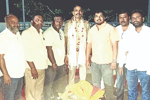 ಚಿಮ್ಮಡ ಗ್ರಾಮದ ಬಗನಾಳ ತೋಟದಲ್ಲಿ ಹಮ್ಮಿಕೊಂಡಿದ್ದ ಅಭಿನಂದನಾ ಕಾರ್ಯಕ್ರಮದಲ್ಲಿ ಸಿಪಿಐ ಆರ್.ಆರ್. ಪಾಟೀಲ ಅವರನ್ನು ಸನ್ಮಾನಿಸಲಾಯಿತು. ರಾಮಣ್ಣಾ ಬಗನಾಳ, ಸತ್ಯಪ್ಪ ನೇಸೂರ, ದುಂಡಪ್ಪ ಪಾಟೀಲ, ಶಿವಪ್ಪ ನಾಗನೂರ, ಅಶೋಕ ಧಡೂತಿ ಇತರರಿದ್ದರು.