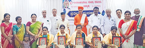 ಚಿಮ್ಮಡದಲ್ಲಿ ಹಮ್ಮಿಕೊಂಡಿದ್ದ ಪ್ರತಿಭಾ ಪುರಸ್ಕಾರ ಕಾರ್ಯಕ್ರಮದಲ್ಲಿ ಪಿಯುಸಿ, ಎಸ್‌ಎಸ್‌ಎಲ್‌ಸಿ ಹಾಗೂ ಸ್ನಾತಕೊತ್ತರ ಪದವಿಯಲ್ಲಿ ಸಾಧನೆಗೈದ ವಿದ್ಯಾರ್ಥಿಗಳನ್ನು ಗೌರವಿಸಲಾಯಿತು. ವಿರಕ್ತಮಠದ ಪ್ರಭು ಮಹಾಸ್ವಾಮಿಗಳು, ಜನಾರ್ದಾನ ಮಹಾರಾಜರು, ಚಂದ್ರಕಾಂತ ಜಾಡಗೌಡರ, ರಾಮಣ್ಣ ಮುಗಳಖೋಡ ಇತರರಿದ್ದರು.