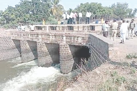 ಪೊಲೀಸ್ ಕಾವಲಿನಲ್ಲಿ ಘಟಪ್ರಭಾ ಎಡದಂಡೆ ಕಾಲುವೆಯಿಂದ ಚಿಮ್ಮಡ ಗ್ರಾಮದಲ್ಲಿರುವ ಜಮಖಂಡಿ ಕಾಲುವೆಗೆ ಗೇಟ್‌ಗಳನ್ನು ತೆರೆದು ನೀರು ಹರಿಸಲಾಯಿತು.