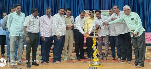 ಚಾಮರಾಜನಗರದ ವರನಟ ಡಾ.ರಾಜ್ ಕುಮಾರ್ ಜಿಲ್ಲಾ ರಂಗಮಂದಿರದಲ್ಲಿ ಆಯೋಜಿಸಿದ್ದ ಕಾರ್ಯಕ್ರಮವನ್ನು ಟಿ.ಜವರೇಗೌಡ ಉದ್ಘಾಟಿಸಿದರು. ಶಶಿಧರ್, ರೇವಣ್ಣ, ರಮೇಶ್, ಉಪಾಧ್ಯಕ್ಷ ವಿಜಯಕುಮಾರ್,ಗೋವಿಂದರಾಜು, ಸಿದ್ದರಾಜು ಇನ್ನಿತರರಿದ್ದರು.