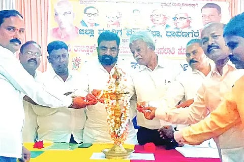 ಚನ್ನಗಿರಿ ರಾಮ ಮನೋಹರ ಲೋಹಿಯ ಭವನದಲ್ಲಿ ಶುಕ್ರವಾರ ಒಳಮೀಸಲಾತಿ ಹೋರಾಟಗಾರರ ಸನ್ಮಾನ ಕಾರ್ಯಕ್ರಮವನ್ನು ಡಿಎಸ್‌ಎಸ್ ಜಿಲ್ಲಾ ಸಂಚಾಲಕ ಹೆಗ್ಗರೆ ರಂಗಪ್ಪ ಉದ್ಘಾಟಿಸಿದರು. ಬಿ.ಎಚ್. ವೀರಭದ್ರಪ್ಪ, ಸಿ.ಬಸವರಾಜಪ್ಪ ಇದ್ದರು.
