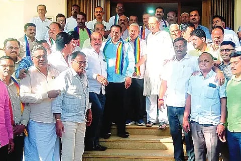 ಚನ್ನಗಿರಿ ತುಮ್‌ಕೋಸ್ ಸಂಸ್ಥೆಗೆ ಬುಧವಾರ ಸಹಕಾರ ಭಾರತಿ ರಾಷ್ಟ್ರೀಯ ಅಧ್ಯಕ್ಷ ಡಾ. ಉದಯ್ ಜೋಶಿ ಭೇಟಿ ನೀಡಿದರು. ಪ್ರಭುದೇವ್, ಮಂಜುನಾಥ್, ಪ್ರಸನ್ನಕುಮಾರ್, ಎಚ್.ಎಂ. ಶಿವಕುಮಾರ್, ಟಿ.ವಿ.ರಾಜು, ಗಂಗಾಧರಪ್ಪ, ಜಿ.ಇ. ವಿಜಯಕುಮಾರ್ ಇತರರಿದ್ದರು.Sahakari Bharati