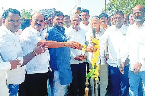 ಚನ್ನಗಿರಿ ತಾಲೂಕು ಹೊದಿಗೆರೆ ಗ್ರಾಮದಲ್ಲಿ ಸೋಮವಾರ ಅಭಿವೃದ್ಧಿ ಕಾಮಗಾರಿಯ ಗುದ್ದಲಿಪೂಜೆಯನ್ನು ಶಾಸಕ ಬಸವರಾಜ್ ಶಿವಗಂಗಾ ನೆರವೇರಿಸಿದರು. ವಡ್ನಾಳ್ ಜಗದೀಶ್, ಹೊದಿಗೆರೆ ರಮೇಶ್, ಎಂ.ಸಿ. ಮೋಳೆ ಬೆಳಗಾವಿ, ವೈ.ಮಲ್ಲೇಶ್ ಇದ್ದರು.land worship