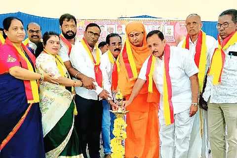 ಚನ್ನಗಿರಿ ವಾಲ್ಮೀಕಿ ಸಮುದಾಯ ಭವನದಲ್ಲಿ ಶುಕ್ರವಾರ ಹಮ್ಮಿಕೊಂಡಿದ್ದ ನೂತನ ಕಾರ್ಯಕಾರಿ ಸಮಿತಿ ಸದಸ್ಯರ ಪದಗ್ರಹಣ, ರಾಜ್ಯ ಮಟ್ಟದ ಕವಿಗೋಷ್ಠಿ ಹಾಗೂ ಹಿರಿಯರಿಗೆ ಅಭಿನಂದನಾ ಸಮಾರಂಭವನ್ನು ಮಾಜಿ ಶಾಸಕ ಮಾಡಾಳು ವಿರೂಪಾಕ್ಷಪ್ಪ ಉದ್ಘಾಟಿಸಿದರು. ಡಾ. ಬಸವಜಯಚಂದ್ರ ಸ್ವಾಮೀಜಿ, ಮಾಹಿಮಾ ಜೆ. ಪಟೇಲ್, ಹ.ರು. ಗಂಗಾಧರಯ್ಯ ಇತರರಿದ್ದರು.poetry gathering