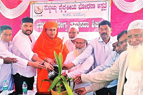 ಚನ್ನಗಿರಿ ಪಟ್ಟಣದ ಸರ್ಕಾರಿ ಉರ್ದು ಹಿರಿಯ ಪ್ರಾಥಮಿಕ ಶಾಲೆಯಲ್ಲಿ ಶನಿವಾರ ಹಮ್ಮಿಕೊಂಡಿದ್ದ ಉಚಿತ ಆರೋಗ್ಯ ಶಿಬಿರವನ್ನು ಹಾಲಸ್ವಾಮಿ ವಿರಕ್ತಮಠದ ಡಾ.ಬಸವ ಜಯಚಂದ್ರ ಸ್ವಾಮೀಜಿ ಉದ್ಘಾಟಿಸಿದರು. ಮೌಲಾನ ಮಹ್ಮದ್ ಸಾಲೀಮ್ ಸಾಬ್, ಅಮಾನುಲ್ಲಾ ಸಾಬ್, ಸೈಯದ್ ಖಲೀಂ ಬುಳಸಾಗರ ಇತರರಿದ್ದರು.Health camp