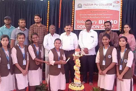 ಚನ್ನಗಿರಿ ತಾಲೂಕು ದೊಂದರಘಟ್ಟ ಗ್ರಾಮದಲ್ಲಿ ಸೋಮವಾರ ಹಮ್ಮಿಕೊಂಡಿದ್ದ ಸ್ವಯಂಪ್ರೇರಿತ ರಕ್ತದಾನ ಶಿಬಿರವನ್ನು ರಾಜ್ಯ ಜೀವ ವೈವಿಧ್ಯಮಯ ನಿಗಮದ ಅಧ್ಯಕ್ಷ ವಡ್ನಾಳ್ ಜಗದೀಶ್ ಉದ್ಘಾಟಿಸಿದರು. ಡಾ.ಸಿದ್ದಲಿಂಗಯ್ಯ, ಸುರೇಶ್ ಹನಗವಾಡಿ, ಡಿ.ಸಿ. ಪೃಥ್ವಿ ಇತರರು ಇದ್ದರು.Blood donation camp