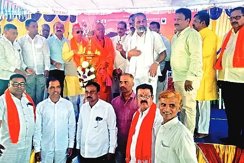 ಚನ್ನಗಿರಿ ತಾಲೂಕಿನ ಹೊದಿಗೆರೆಯಲ್ಲಿ ಶುಕ್ರವಾರ ಹಮ್ಮಿಕೊಂಡಿದ್ದ ಷಹಾಜಿ ರಾಜೆ ಬೊಂಸ್ಲೇ ಮಹಾರಾಜರ ಪುಣ್ಯಸ್ಮರಣೆ ಕಾರ್ಯಕ್ರಮವನ್ನು ಗೋಸಾಯಿ ಮಹಾಸಂಸ್ಥಾನ ಮಠದ ಶ್ರೀ ಭವಾನಿದತ್ತಪೀಠದ ಮಂಜುನಾಥ ಭಾರತಿ ಸ್ವಾಮೀಜಿ ಉದ್ಘಾಟಿಸಿದರು. ಎಂ.ಜಿ. ಮಾರುತಿರಾವ್ ಮೂಳೆ, ಜಿ.ಎಚ್. ಮರಿಯೋಜಿರಾವ್, ಮಾಡಾಳು ವಿರೂಪಾಕ್ಷಪ್ಪ ಇತರರಿದ್ದರು.Commemoration