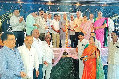 ಬಸವಾಪಟ್ಟಣ ಪುಣ್ಯಸ್ಥಳದ ಶ್ರೀ ರಾಘವೇಂದ್ರ ಕಲ್ಯಾಣ ಮಂಟಪದಲ್ಲಿ ಮಂಗಳವಾರ  ತುಮ್ಕೋಸ್ ಸದಸ್ಯರ ಗುಂಪು ಆರೋಗ್ಯ ವಿಮಾ ಯೋಜನೆ ಕಾರ್ಯಕ್ರಮದ ಉದ್ಘಾಟನೆ ವೇಳೆ  ಅಧ್ಯಕ್ಷ ಎಚ್.ಎಸ್. ಶಿವಕುಮಾರ್, ಎಂ.ಎನ್. ಗಂಗಾಧರಪ್ಪ, ಜಿ.ಬಿ. ವಿಜಯಕುಮಾರ್, ಟಿ.ವಿ. ರಾಜು, ಎಚ್.ಎಸ್. ಮಂಜುನಾಥ್ ಇತರರಿದ್ದರು.health insurance