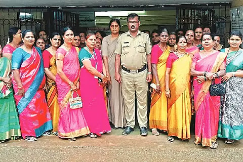 ಚನ್ನಗಿರಿಯಲ್ಲಿ ಶನಿವಾರ ಶ್ರೀ ಕ್ಷೇತ್ರ ಧರ್ಮಸ್ಥಳ ಗ್ರಾಮಾಭಿವೃದ್ಧಿ ಸಂಸ್ಥೆಯ ಜ್ಞಾನ ವಿಕಾಸ ಕೇಂದ್ರ ಮಹಿಳೆಯರಿಗೆ ಆಯೋಜಿಸಿದ್ದ ಇಲಾಖೆಗಳ ಅಧ್ಯಯನ ಪ್ರವಾಸದಲ್ಲಿ ಎನ್.ಐ. ಸವಿತಾ ನರಸಿಂಹ, ಗಂಗಾಧರ್, ಹಾಲಮ್ಮ, ದೀಪಾ, ಸುನಿತಾ, ಸುವರ್ಣ, ರೂಪಾ ಇದ್ದರು. Women empowerment