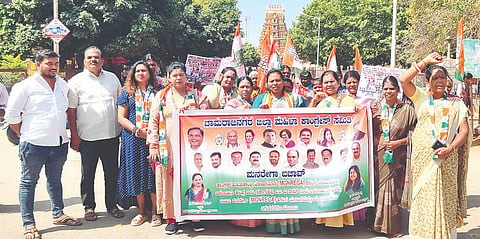 ಚಾಮರಾಜನಗರದ ಶ್ರೀ ಚಾಮರಾಜೇಶ್ವರ ಸ್ವಾಮಿ ದೇವಸ್ಥಾನದ ಮುಂಭಾಗ ಜಿಲ್ಲಾ ಮಹಿಳಾ ಕಾಂಗ್ರೆಸ್ ವತಿಯಿಂದ ಪ್ರತಿಭಟನೆ ನಡೆಸಲಾಯಿತು. ಕೆಂಗಾಕಿ ನಾಗರತ್ನ, ಭಾಗ್ಯ, ನಾಗಶ್ರೀ, ಸುವರ್ಣಾ, ಚಿನ್ನಮ್ಮ, ಪದ್ಮಾ ಪುರುಷೋತ್ತಮ್, ಕಾವೇರಿ ಶಿವಕುಮಾರ್ ಇದ್ದರು. 