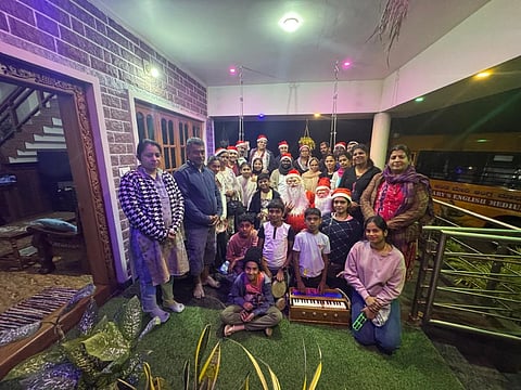 ಸುಂಟಿಕೊಪ್ಪದ ಮನೆಯೊಂದರಲ್ಲಿ  ರೆವರೆಂಡ್ ಫಾದರ್ ವಿಜಯಕುಮಾರ್ ನೇತೃತ್ವದಲ್ಲಿ ಕನ್ಯಾಸ್ತ್ರೀಯರು, ಸ್ವಯಂ ಸೇವಕರು ಕ್ಯಾರೋಲ್ಸ್ ವೃಂದದೊಂದಿಗೆ ಪ್ರಾರ್ಥನಾ ಗೀತೆ ಹಾಡುತ್ತಿರುವುದು. 