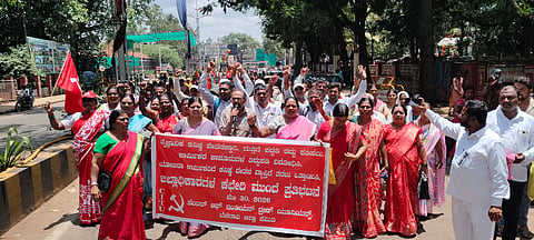 ವಿವಿಧ ಬೇಡಿಕೆಗಳ ಈಡೇರಿಕೆಗೆ ಅಗ್ರಹಿಸಿ ಹಲವು ವಲಯದ ಕಾರ್ಮಿಕರು ಶನಿವಾರ ಪ್ರತಿಭಟಿಸಿದರು. ಮಂದಾ ನೇವಗಿ, ದೊಡ್ಡವ್ವ ಪೂಜಾರಿ, ಚನ್ನಮ್ಮ ಗಡಕರಿ, ಗೋದಾವರಿ ರಾಜಾಪುರೆ, ಭಾರತೀ ಜೋಗಣ್ಣವರ ಇತರರಿದ್ದರು. 