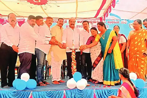 ಚಿಕ್ಕಜಾಜೂರಿನ ಸರ್ಕಾರಿ ಹಿರಿಯ ಪ್ರಾಥಮಿಕ ಶಾಲೆ (ಸರ್ಕಲ್ ಶಾಲೆ) ಆವರಣದಲ್ಲಿ ಆಯೋಜಿಸಿದ್ದ ಕಾರ್ಯಕ್ರಮವನ್ನು ಶಾಸಕ ಎಂ. ಚಂದ್ರಪ್ಪ ಉದ್ಘಾಟಿಸಿದರು. ಡಿ.ಸಿ. ಮೋಹನ್, ಬಿಇಒ ಶ್ರೀನಿವಾಸ್ ಇತರರಿದ್ದರು.