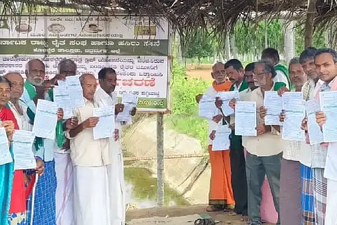 ಹೊಳಲ್ಕೆರೆ ತಾಲೂಕಿನ ಬೊಮ್ಮನಹಳ್ಳಿ ಸಮೀಪದ ಭದ್ರಾ ಕಾಲುವೆ ಬಳಿ, ರೈತ ಸಂಘದ ರಾಜ್ಯ ಘಟಕದ ಕಾರ್ಯಾಧ್ಯಕ್ಷ ಈಚಘಟ್ಟದ ಸಿದ್ಧವೀರಪ್ಪ, ತಾಲೂಕು ಸಂಘದ ಪದಾಧಿಕಾರಿಗಳು ಹಾಗೂ ರೈತರು ಜೂನ್ 8 ರಂದು ನಡೆಸಲು ಉದ್ದೇಶಿಸಿರುವ ಪ್ರತಿಭಟನೆಯ ಕರಪತ್ರಗಳನ್ನು ಬಿಡುಗಡೆ ಮಾಡಿದರು.