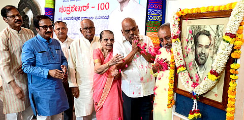 ಮಾಜಿ ಪ್ರದಾನಿ ಚಂದ್ರಶೇಖರ್ ಅವರ ಜನ್ಮ ಶತಮಾನೋತ್ಸವ ಕಾರ್ಯಕ್ರಮದಲ್ಲಿ ಭಾವಚಿತ್ರಕ್ಕೆ ಗಣ್ಯರು ಪುಷ್ಪನಮನ ಸಲ್ಲಿಸಿದರು. ಮಾಜಿ ಸಚಿವರಾದ ಪಿ.ಜಿ.ಆರ್.ಸಿಂಧ್ಯಾ, ಲೀಲಾದೇವಿ ಆರ್.ಪ್ರಸಾದ್, ಮಾಜಿ ಸ್ಪೀಕರ್ ರಮೇಶ ಕುಮಾರ್ ಮತ್ತಿತರರಿದ್ದರು. 
