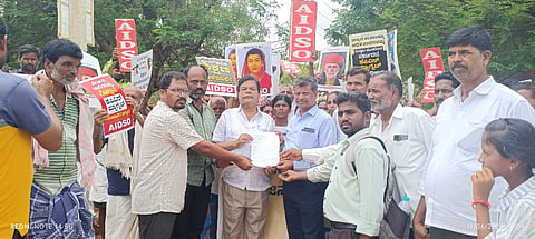 ಚಳ್ಳಕೆರೆ ಬಿಇಒ ಕಚೇರಿ ಆವರಣದಲ್ಲಿ ಗುರುವಾರ ಸಾರ್ವಜನಿಕ ಶಿಕ್ಷಣ ಉಳಿಸಿ ಸಮಿತಿ ಪದಾಧಿಕಾರಿಗಳು ಪ್ರತಿಭಟನೆ ನಡೆಸಿ ಶಾಲೆಗಳ ವಿಲೀನಗೊಳಿಸುವ ಮ್ಯಾಗ್ನೆಟ್ ಯೋಜನೆ ರದ್ದು ಪಡಿಸುವಂತೆ ಬಿಇಒ ಕೆ.ಎಸ್. ಸುರೇಶ್ ಅವರಿಗೆ ಮನವಿ ಸಲ್ಲಿಸಿದರು. ಜೆ. ಯಾದವರೆಡ್ಡಿ, ಮಹಂತೇಶ್, ಕೆ. ಈರಣ್ಣ, ಅಭಿಷೇಕ್, ಚಿಕ್ಕಣ್ಣ, ನಾಗೇಂದ್ರ ಇದ್ದರು.