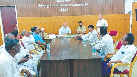ಚಳ್ಳಕೆರೆ ತಾಲೂಕು ಕಚೇರಿಯಲ್ಲಿ ಶುಕ್ರವಾರ ತಹಸೀಲ್ದಾರ್ ರೇಹಾನ್ ಪಾಷ ಅಧ್ಯಕ್ಷತೆಯಲ್ಲಿ ಹಮ್ಮಿಕೊಂಡಿದ್ದ ಸಭೆಯಲ್ಲಿ ಬೆಳಗೆರೆ ಚಲವಾದಿ ಕಟ್ಟೆಮನೆ ಅಣ್ಣತಮ್ಮಂದಿರು ಭಾಗವಹಿಸಿದ್ದರು. Ekadashi