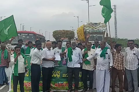 ಚಳ್ಳಕೆರೆ ತಾಲೂಕಿನ ಗರಣಿ‌ ಕ್ರಾಸ್ ಬಳಿ ಬುಧವಾರ ಬೆಳೆ ವಿಮೆ ಮತ್ತು ಪರಿಹಾರಕ್ಕಾಗಿ ರಾಜ್ಯ ರೈತ ಸಂಘದ ಪದಾಧಿಕಾರಿಗಳು ರಾಷ್ಟ್ರೀಯ ಹೆದ್ದಾರಿ ತಡೆದು ಪ್ರತಿಭಟನೆ ನಡೆಸಿದರು. crop insurance