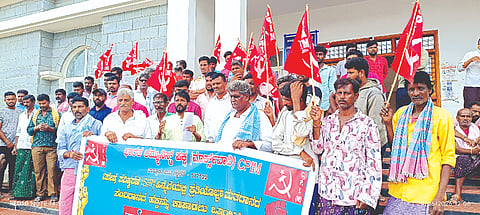  ಚಳ್ಳಕೆರೆಯಲ್ಲಿ ಬುಧವಾರ ಎಸ್‌ಐಆರ್ ಕೈಬಿಡಬೇಕೆಂದು ಆಗ್ರಹಿಸಿ ಭಾರತ ಕಮ್ಯುನಿಸ್ಟ್ ಪಕ್ಷದ ಕಾರ್ಯಕರ್ತರು ಪ್ರತಿಭಟನೆ ನಡೆಸಿ ತಹಸೀಲ್ದಾರ್ ರೇಹಾನ್ ಪಾಷ ಅವರಿಗೆ ಮನವಿ ಸಲ್ಲಿಸಿದರು. ಟಿ. ತಿಪ್ಪೇಸ್ವಾಮಿ, ಟಿ. ನಿಂಗಣ್ಣ, ಎಚ್.ಒ. ನಾಗರಾಜ್, ಎಸ್. ರಾಜಣ್ಣ ಇದ್ದರು.