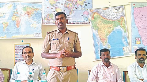 ಚಳ್ಳಕೆರೆ ತಾಲೂಕಿನ ಬಾಲೇನಹಳ್ಳಿ ಸಮೀಪದ ಇಂದಿರಾಗಾಂಧಿ ವಸತಿ ಶಾಲೆಯಲ್ಲಿ ಸೋಮವಾರ ಜರುಗಿದ ಪಾಲಕರ ಸಭೆಯಲ್ಲಿ ಪಿಎಸ್‌ಐ ಈರೇಶ್ ಮಾತನಾಡಿದರು. ನಾಗರಾಜ ಗೋಪಾಲಪುರ, ಕೆ. ವಸಂತ ಕುಮಾರಿ, ಟಿ. ವಿನೋದಮ್ಮ, ಸಂಪತ್‌ಕುಮಾರ್ ಇದ್ದರು. Harmony