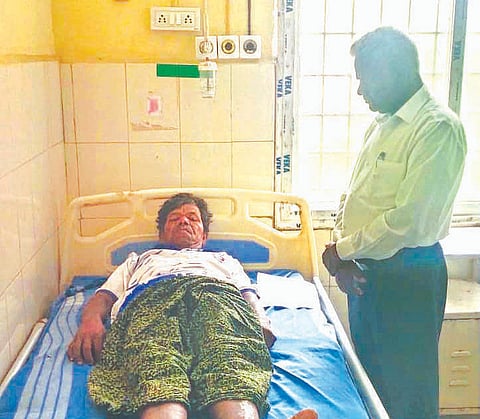 ಚಳ್ಳಕೆರೆ ತಾಲೂಕಿನ ಕೋನಿಗರಹಳ್ಳಿ ಗ್ರಾಮದಲ್ಲಿ ಜರುಗಿದ ಹೊರಬೀಡು ಆಚರಣೆ ವಿರೋಧಿಸಿದ್ದಕ್ಕೆ ಗ್ರಾಮಸ್ಥರಿಂದ ಹಲ್ಲೆಗೊಳಗಾಗಿ ಸಾರ್ವಜನಿಕ ಆಸ್ಪತ್ರೆಯಲ್ಲಿ ದಾಖಲಾಗಿರುವ ಕೆ. ಗೋವಿಂದಪ್ಪ. crime