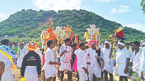 ಚಳ್ಳಕೆರೆ ತಾಲೂಕಿನ ತಳಕು ಗುಡ್ಡದಲ್ಲಿ ಸೋಮವಾರ ಶ್ರೀ ಎತ್ತಪ್ಪನ ಜಾತ್ರಾ ಮಹೋತ್ಸವಕ್ಕೆ ವಿವಿಧ ಗ್ರಾಮಗಳಿಂದ ಇಪ್ಪತ್ತಕ್ಕೂ ಹೆಚ್ಚು ದೇವರುಗಳನ್ನು ಕರತಲಾಗಿತ್ತು. Ashadha