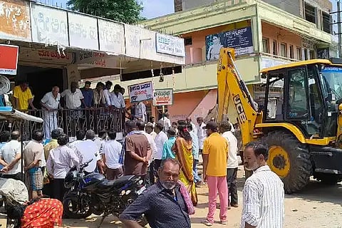 ಚಳ್ಳಕೆರೆಯ ಬಳ್ಳಾರಿ ವಾರ್ಗದ ರಸ್ತೆ ವಿಸ್ತರಣೆಗೆ ಮಂಗಳವಾರ ನಗರಸಭೆ ಆಡಳಿತ ಜೆಸಿಬಿ ಯಂತ್ರದ ಮೂಲಕ ಕಾಮಗಾರಿಗೆ ಅಟ್ಟಿಯಾಗಿದ್ದ ಮಳಿಗೆಗಳ ತೆರವು ಕಾರ್ಯ ನಡೆಸಿತು.