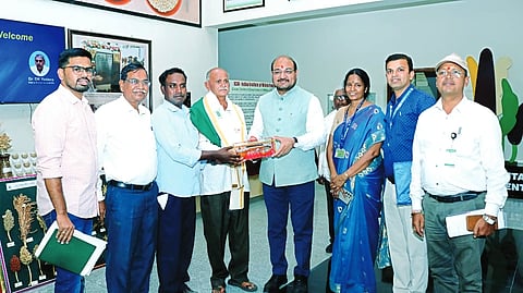 ಚಳ್ಳಕೆರೆ ತಾಲೂಕಿನ ಬೊಂಬೇರಹಳ್ಳಿಯಲ್ಲಿ ಆರು ಎಕರೆಯಲ್ಲಿ 120 ಚೀಲ ಸಾವಯವ ರಾಗಿ ಬೆಳೆದ ರೈತ ಕೆ.ಚಿಕ್ಕಣ್ಣ ಅವರಿಗೆ ಹೈದರಾಬಾದ್‌ನ ಐಸಿಎಆರ್ ಕಂಪನಿ ಪ್ರಶಸ್ತಿ ನೀಡಿ ಸನ್ಮಾನಿಸಿತು. ವಿಜ್ಞಾನಿಗಳಾದ ಡಾ.ಸಿ. ತಾರಾ ಸತ್ಯವತಿ, ಡಾ.ಕೆ. ಶ್ರೀನಿವಾಸಬಾಬು, ಡಾ. ಸಂಗಪ್ಪ, ಡಾ. ರಫಿ, ಡಾ. ಎಂ.ಎಲ್. ಜಾಟ್ ಇದ್ದರು.