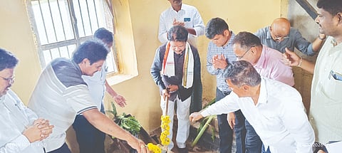 ಚಳ್ಳಕೆರೆ ತಾಲೂಕಿನ ಮೀರಾಸಾಬಿಹಳ್ಳಿ ಗ್ರಾಮದ ರಾಣೀಕೆರೆಯಿಂದ ಗುರುವಾರ ಸಮೀಪದ ಚೆಕ್ ಡ್ಯಾಂಗಳಿಗೆ ಒಂದು ಅಡಿ ನೀರು ಹರಿಸಲು ಶಾಸಕ ಟಿ. ರಘುಮೂರ್ತಿ ಚಾಲನೆ ನೀಡಿದರು. ಉಪ ವಿಭಾಗಾಧಿಕಾರಿ ಕೆ.ಜೆ. ಕಾಂತರಾಜ್, ತಹಸೀಲ್ದಾರ್ ರೇಹಾನ್ ಪಾಷ, ವಿ.ಆರ್. ಸಿದ್ದೇಶ್ವರಪ್ಪ, ಡಿ. ರಾಜಣ್ಣ ಇತರರಿದ್ದರು.  