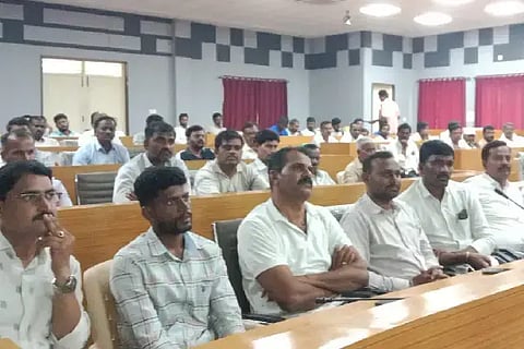 fertilizersಚಳ್ಳಕೆರೆ ತಾಲೂಕು ಪಂಚಾಯಿತಿ ಸಭಾಂಗಣದಲ್ಲಿ ಸೋಮವಾರ ಕೃಷಿ ಇಲಾಖೆ ಹಮ್ಮಿಕೊಂಡಿದ್ದ ರಸಗೊಬ್ಬರ ಮಾರಾಟಗಾರರ ಕಾರ್ಯಾಗಾರದಲ್ಲಿ ವ್ಯಾಪಾರಸ್ಥರು ಭಾಗವಹಿಸಿದ್ದರು.