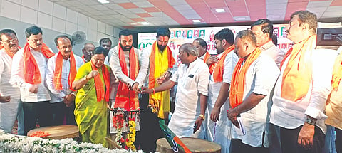 ಚಳ್ಳಕೆರೆಯಲ್ಲಿ ಎಸ್ಟಿ ಮೋರ್ಚಾ ಜಿಲ್ಲಾ ಸಮಾವೇಶವನ್ನು ಮಾಜಿ ಸಚಿವ ಬಿ. ಶ್ರೀರಾಮಲು ಉದ್ಘಾಟಿಸಿದರು. ಕೆ.ಟಿ. ಕುಮಾರ ಸ್ವಾಮಿ, ಬಂಗಾರು ಹನುಮಂತು, ಸೂರನಹಳ್ಳಿ ಶ್ರೀನಿವಾಸ್, ಬಾಳೆಕಾಯಿ ರಾಮದಾಸ್ ಇದ್ದರು. convention