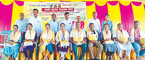 ಚಳ್ಳಕೆರೆ ಹೊರವಲಯದ ನರಹರಿ ನಗರದಲ್ಲಿ ಶ್ರೀ ನರಹರಿ ಸೇವಾ ಪ್ರತಿಷ್ಠಾನ ಭಾನುವಾರ ಆಯೋಜಿಸಿದ್ದ ಕಾರ್ಯಕ್ರಮದಲ್ಲಿ ಪ್ರತಿಭಾವಂತ ವಿದ್ಯಾರ್ಥಿಗಳನ್ನು ಸನ್ಮಾನಿಸಲಾಯಿತು. ಡಾ.ವೈ. ರಾಜಾರಾಮ್ ಸ್ವಾಮೀಜಿ, ಬಿ.ಸಿ. ಸಂಜೀವಮೂರ್ತಿ, ದೇವರಾಜ್ ರೆಡ್ಡಿ, ಡಾ. ಮಂಜುನಾಥ್, ಡಾ. ರಾಜೇಶ್ ಇದ್ದರು.