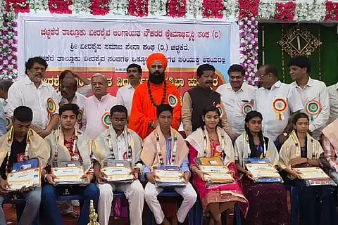 ಚಳ್ಳಕೆರೆ ನಗರದ ವೀರಶೈವ ಲಿಂಗಾಯತ ಕಲ್ಯಾಣ ಮಂಟಪದಲ್ಲಿ ಭಾನುವಾರ ಆಯೋಜಿಸಿದ್ದ ಕಾರ್ಯಕ್ರಮದಲ್ಲಿ ಪ್ರತಿಭಾವಂತ ವಿದ್ಯಾರ್ಥಿಗಳನ್ನು ಸನ್ಮಾನಿಸಲಾಯಿತು. ಶ್ರೀ ಗುರುಶಾಂತೇಶ್ವರ ಶಿವಾಚಾರ್ಯ ಮಹಾ ಸ್ವಾಮೀಜಿ, ಸಂಸದ ಗೋವಿಂದ ಕಾರಜೋಳ, ಶಾಸಕ ಟಿ. ರಘುಮೂರ್ತಿ, ಎಂಎಲ್ಸಿ ಕೆ.ಎಸ್. ನವೀನ್ ಇದ್ದರು.