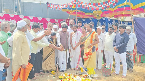 ಚಳ್ಳಕೆರೆಯ ಪಾವಗಡ ರಸ್ತೆಯಲ್ಲಿ 5 ಕೋಟಿ ರೂ. ವೆಚ್ಚದಲ್ಲಿ ಕ್ರೀಡಾಂಗಣ ನಿರ್ಮಾಣಕ್ಕೆ ಗುರುವಾರ ಶಾಸಕ ಟಿ. ರಘುಮೂರ್ತಿ ಭೂಮಿಪೂಜೆ ನೆರವೇರಿಸಿದರು. ಸಿ.ಟಿ. ಶ್ರೀನಿವಾಸ್, ಗದ್ದಿಗೆ ತಿಪ್ಪೇಸ್ವಾಮಿ, ಕೆ. ವೀರಭದ್ರಯ್ಯ, ಜಿ.ಟಿ. ಶಶಿಧರ್ ಇದ್ದರು. Stadium