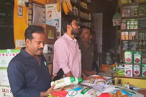 ಚಳ್ಳಕೆರೆಯ ಪಾವಗಡ ರಸ್ತೆ ಮಾರ್ಗದ ಗೊಬ್ಬರ, ಬಿತ್ತನೆ ಬೀಜ ಮತ್ತು ಔಷಧಿ ಮಾರಾಟದ ಅಂಗಡಿಗಳಿಗೆ ಭಾನುವಾರ ಕೃಷಿ ಇಲಾಖೆ ಸಹಾಯಕ ನಿರ್ದೇಶಕ ಡಾ. ಎಸ್.ಟಿ. ರಮೇಶ್ ಭೇಟಿ ನೀಡಿ ಪರವಾನಗಿ ದಾಖಲೆಗಳನ್ನು ಪರಿಶಿಲಿಸಿದರು.