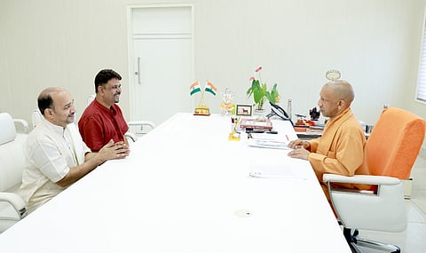 ಉಡುಪಿಯಲ್ಲಿ ಡಿ.27ರಂದು ನಡೆಯಲಿರುವ ಸ್ವರ್ಣಮಯ ಪಾರ್ಥಸಾರಥಿ ರಥ ಸಮರ್ಪಣೆ ಮಹೋತ್ಸವಕ್ಕೆ ಆಗಮಿಸುವಂತೆ ಸಿಎಂ ಯೋಗಿ ಆದಿತ್ಯಾನಾಥ್​ ಅವರಿಗೆ ಪ್ರಸನ್ನ ಆಚಾರ್ಯ ಆಮಂತ್ರಣ ನೀಡಿದರು. ರವೀಂದ್ರ ಜೋಶಿ ಇದ್ದರು.