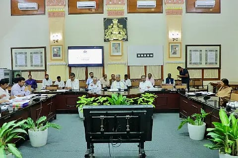 ವಿಧಾನಸೌಧ ಸಮ್ಮೇಳನ ಸಭಾಂಗಣದಲ್ಲಿ ಸಿಎಂ ಸಿದ್ದರಾಮಯ್ಯ ಅಧ್ಯಕ್ಷತೆಯಲ್ಲಿ ಶುಕ್ರವಾರ ಸಭೆ ನಡೆಯಿತು. ಸಚಿವ ಆರ್.ಬಿ.ತಿಮ್ಮಾಪುರ, ವಾಣಿಜ್ಯ, ಅಬಕಾರಿ ಇಲಾಖೆಗಳ ಅಧಿಕಾರಿಗಳು ಇದ್ದರು.