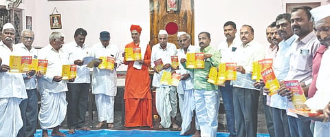 ಚಿಮ್ಮಡ ಗ್ರಾಮದ ವಿರಕ್ತಮಹಾಸ್ವಾಮಿಗಳ ಪುಣ್ಯ ಸ್ಮರಣೋತ್ಸವದ ನಿಮಿತ್ತ ನಡೆದ ಕಾರ್ಯಕ್ರಮದಲ್ಲಿ ಪ್ರಭು ಶ್ರೀಗಳು ಆಮಂತ್ರಣ ಪತ್ರಿಕೆ ಬಿಡುಗಡೆಗೊಳಿಸಿದರು. ಗ್ರಾಮದ ಪ್ರಮುಖರಾದ ರಾಮಣ್ಣ ಮುಗಳಖೋಡ, ಪುಂಡಲಿಕಪ್ಪ ಪೂಜಾರಿ, ಆರ್.ಎಂ. ಬಗನಾಳ, ಅಣ್ಣಪ್ಪಗೌಡ ಪಾಟೀಲ, ಬಾಳಪ್ಪ ಹಳಿಂಗಳಿ, ಬಿ.ಎಸ್.ಪಾಟೀಲ, ಗ್ರಾ.ಪಂ. ಮಾಜಿ ಅಧ್ಯಕ್ಷ ಗುರಲಿಂಗಪ್ಪ ಪೂಜಾರಿ, ಶಂಕರ ಬಟಕುರ್ಕಿ, ಬೀರಪ್ಪ ಹಳೇಮನಿ, ರಾಚಯ್ಯ ಮಠಪತಿ, ಚಂದ್ರಕಾಂತ ಜಾಡಗೌಡರ ಇದ್ದರು.