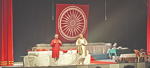 ಕಲಬುರಗಿ ಡಾ.ಎಸ್​.ಎಂ.ಪಂಡಿತ್​ ರಂಗಮಂದಿರದಲ್ಲಿ ಸೋಮವಾರ ಸಂಜೆ ನಡೆದ ವಿಡಂಬನಾತ್ಮಕ ನಾಟಕ ಮುಖ್ಯಮಂತ್ರಿ ಪ್ರದರ್ಶದ ಒಂದು ನೋಟ.