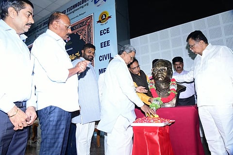 ತುಮಕೂರಿನಲ್ಲಿ ಕನ್ನಡ ಪುಸ್ತಕ ಪ್ರಾಧಿಕಾರ, ಕನ್ನಡ ಮತ್ತು ಸಂಸತಿ ಇಲಾಖೆ ಹಾಗೂ ಶ್ರೀದೇವಿ ಸಮೂಹ  ವಿದ್ಯಾಸಂಸ್ಥೆಗಳ ಸಹಯೋಗದಲ್ಲಿ ಪಿ.ಆರ್​.ತಿಪ್ಪೇಸ್ವಾಮಿ ಸಮಗ್ರ ಸಾಹಿತ್ಯ ಸಂಪುಟಗಳ ಲೋಕಾರ್ಪಣೆ ಸಮಾರಂಭದಲ್ಲಿ ಮಾಜಿ ಸಿಎಂ ಸಿದ್ದರಾಮಯ್ಯ, ಮಾಜಿ ಸಚಿವ ಕೆ.ಎನ್​.ರಾಜಣ್ಣ, ಎಂಎಲ್ಸಿ ಶಿವಣ್ಣ ಮತ್ತಿತರರು ಭಾಗವಹಿಸಿದ್ದರು. 