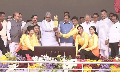 ತುಮಕೂರಿನ ಮಹಾತ್ಮಗಾಂಧಿ ಕ್ರೀಡಾಂಗಣದಲ್ಲಿ ಸಿಎಂ ಸಿದ್ದರಾಮಯ್ಯ ಕರ್ನಾಟಕ ಕ್ರೀಡಾಕೂಟಕ್ಕೆ ಚಾಲನೆ ನೀಡಿ ಕ್ರೀಡಾಜ್ಯೋತಿಯನ್ನು ಸ್ವೀಕರಿಸಿದರು. ಡಾ.ಜಿ.ಪರಮೇಶ್ವರ್​, ಕೆ.ಎನ್​.ರಾಜಣ್ಣ, ಕೆ.ಗೋವಿಂದರಾಜು, ಟಿ.ಬಿ.ಜಯಚಂದ್ರ, ಎಸ್​.ಆರ್​.ಶ್ರೀನಿವಾಸ್​ ಮತ್ತಿತರರು ಇದ್ದರು. 