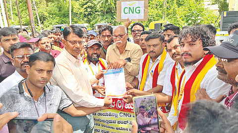 ಗ್ರಾಹಕರಿಗೆ ಪ್ರತ್ಯೇಕವಾಗಿ ಸಿಎನ್‌ಜಿ ಹಾಗೂ ಸಿಬಿಜಿ ಪೂರೈಸುವುದು ಸೇರಿದಂತೆ ವಿವಿಧ ಬೇಡಿಕೆ ಈಡೇರಿಸಬೇಕು ಎಂದು ಒತ್ತಾಯಿಸಿ ಕರ್ನಾಟಕ ಚಾಲಕರ ಒಕ್ಕೂಟ ವತಿಯಿಂದ ಮಂಗಳವಾರ ತಹಸೀಲ್ದಾರ್ ಮೂಲಕ ಪ್ರಧಾನ ಮಂತ್ರಿಗಳು, ಪೆಟ್ರೋಲಿಯಂ ಮತ್ತು ನೈಸರ್ಗಿಕ ಅನಿಲ ಸಚಿವಾಲಯಕ್ಕೆ ಮನವಿ ಸಲ್ಲಿಸಲಾಯಿತು. ಮುನ್ನಾ ಗಣೇಶಪುರ, ಸಲೀಂ ಶೇಖ್, ಉದಯಕುಮಾರ ಗೊಂದಳೆ,  ರಾಬರ್ಟ್ ಲೋಬೋ ಇತರರಿದ್ದರು.