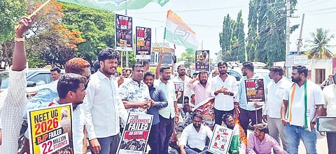 ಗುಂಡ್ಲುಪೇಟೆಯಲ್ಲಿ ನೀಟ್ ಪ್ರಶ್ನೆ ಪತ್ರಿಕೆ ಸೋರಿಕೆ ಹಗರಣ, ಪೆಟ್ರೋಲ್ ಮತ್ತು ಡೀಸೆಲ್ ಬೆಲೆ ಏರಿಕೆ ಖಂಡಿಸಿ ಯುವ ಕಾಂಗ್ರೆಸ್ ಪದಾಧಿಕಾರಿಗಳು ಮತ್ತು ಕಾರ್ಯಕರ್ತರು ಪ್ರತಿಭಟನೆ ನಡೆಸಿದರು. 